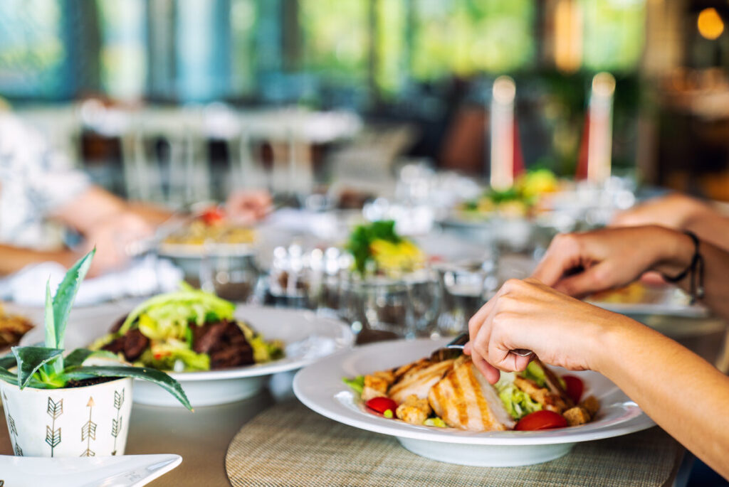 A Foodie’s Guide to Applewood: Sampling the Best Eats in Lakewood’s Hidden Gem Neighborhood